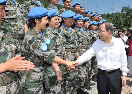 聯合國秘書長潘基文在中國國防部維和中心與官兵交流互動